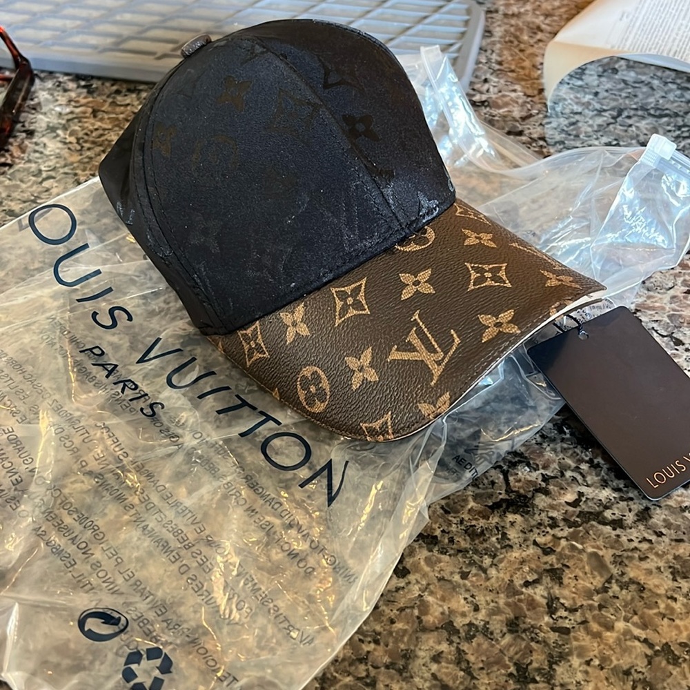 Unisex Louis Vuitton Monogram cap